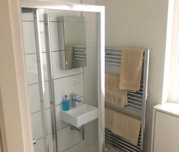 Bright tidy double room with ensuite - Photo 4