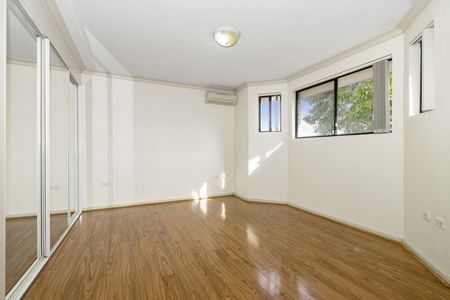 Large 3 Bedroom Townhouse - Photo 2