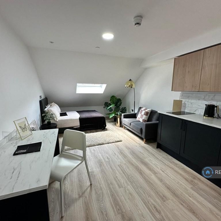 1 bedroom in a house share to rent - Photo 1