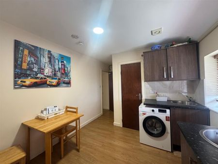 Redcar Road, Romford RM3, London - Photo 3
