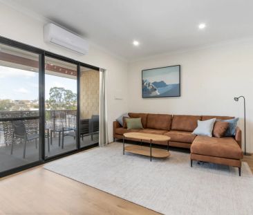 Fully Furnished 2-bedroom 2-bathroom apartment - Photo 2