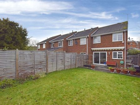 A well presented three bedroom house situated close by of the town centre and The Long Walk. - Photo 2