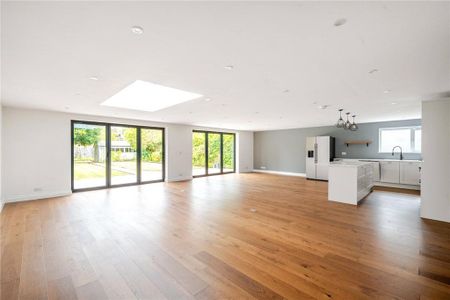 4 bedroom detached house to rent - Photo 2