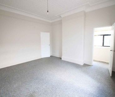 Oversized one bedroom apartment! - Photo 5