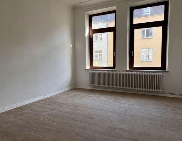 Schicke Altbauwohnung in der Weserstraße - 3 ZKB, zwei Balkone, neues Badezimmer - Foto 1