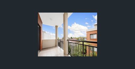 Spacious Two-Bedroom Apartment – Top Floor Location - Photo 4