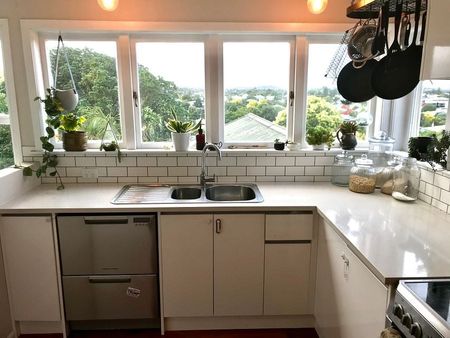 5 bedrooms plus study, 2 bathrooms available 29/4 - Photo 4