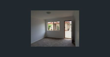 Low set Villa/Townhouse with low maintenance courtyard! Only 4 villa's in complex - Photo 3