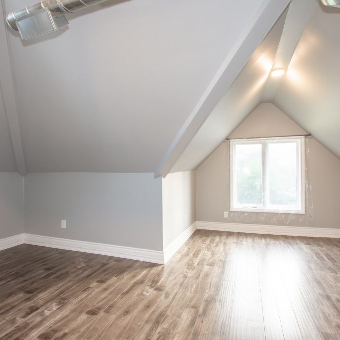Spacious 2-Bedroom + Loft Apartment in Downtown Hamilton! - Photo 1