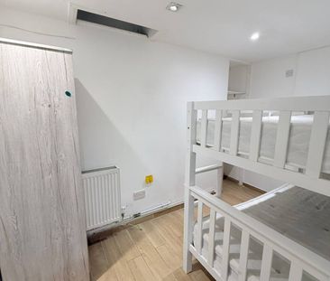 Two double room close to ilford station- 1675 pcm inclusive bills - Photo 4
