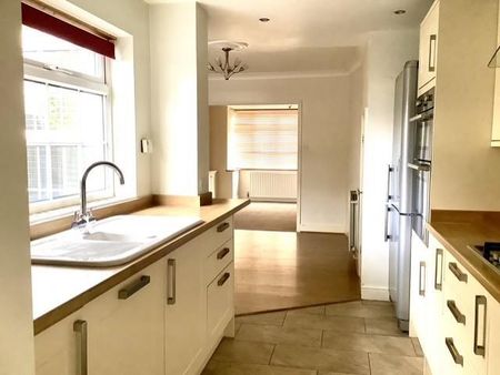 4 bedroom semi-detached house to rent - Photo 3