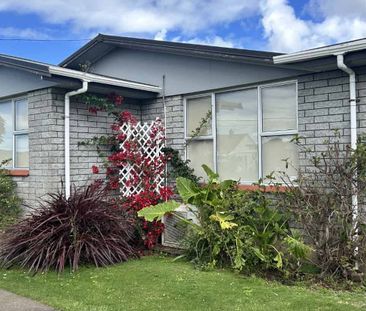 Brick 3 Bedrooms With Sleepout - Photo 1