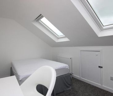 A fantastic opportunity to rent a ROOM in this 6 bedroom student ho... - Photo 3