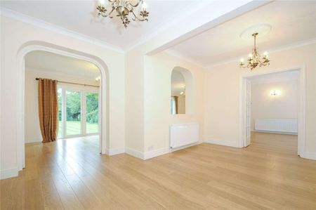 4 bedroom detached executive home in Englefield Green - Photo 2