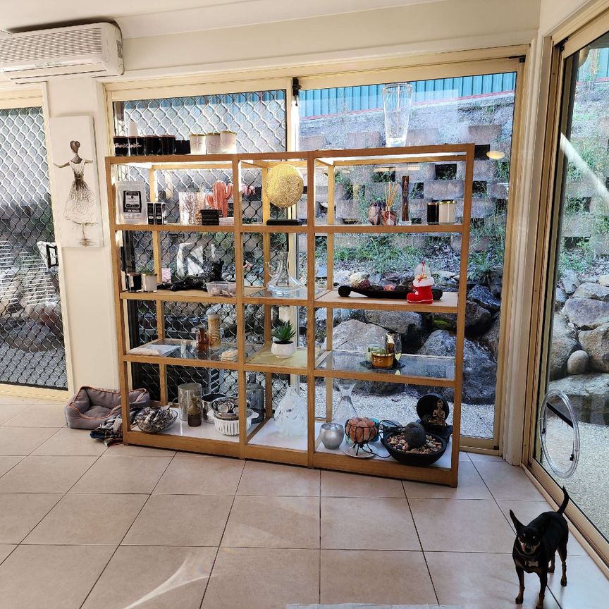 Helensvale - Photo 1