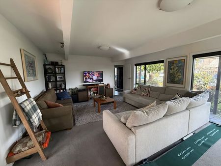 Huge 4 Bedroom Furnished Home - Photo 5