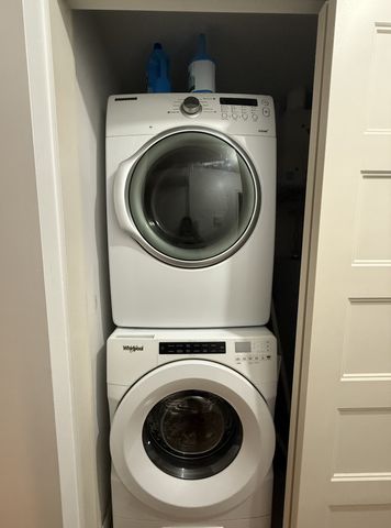 Condo moderne de 2 chambres, entièrement meublé, alliant confort et fonctionnalité. - Photo 4