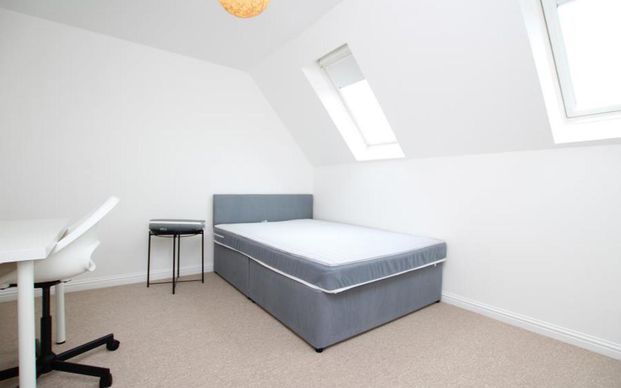 ***STUDENT PROPERTY*** A modern property in a popular location suitable for STUDENTS. Available fully furnished from July with NO BILLS - Photo 1