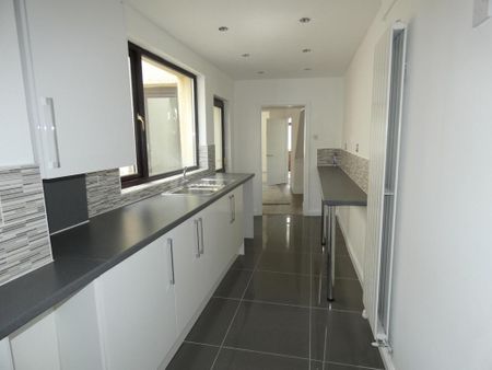 3 bedroom terraced house to rent - Photo 5