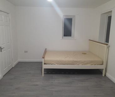 Room in a Shared House, Burlington Mews, B10 - Photo 2