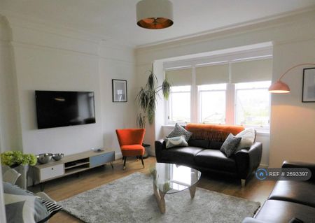 3 bedroom flat to rent - Photo 3