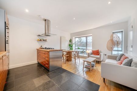 2 bedroom mews to rent - Photo 4