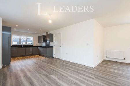 5 bedroom detached house to rent - Photo 3