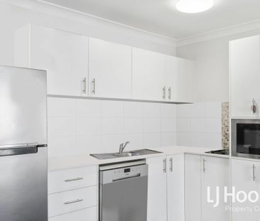 Modern 2 Bedroom Duplex with Air Con in Main Bedroom & Living Area! - Photo 6