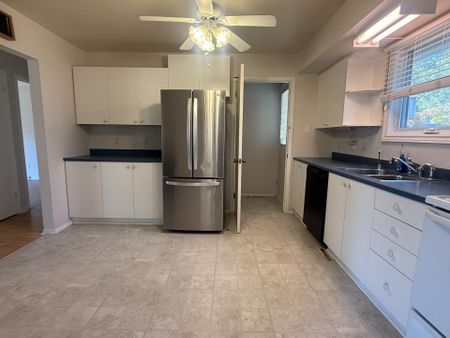 For Lease - 2098 Fillmore Crescent, Beacon Hill North - South and Area, Ontario - Photo 3