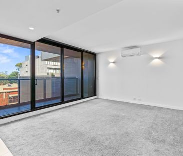 Stylish Apartment Living in the Prestigious Green Square Complex - Photo 1