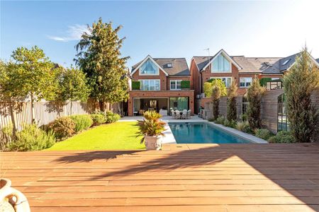 A delightful family home with swimming pool, bar and outdoor kitchen. - Photo 5