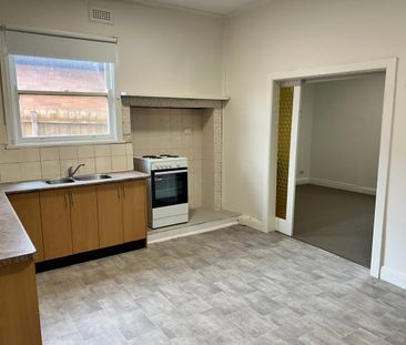 Three bedroom home in the heart of Sunshine - Photo 3