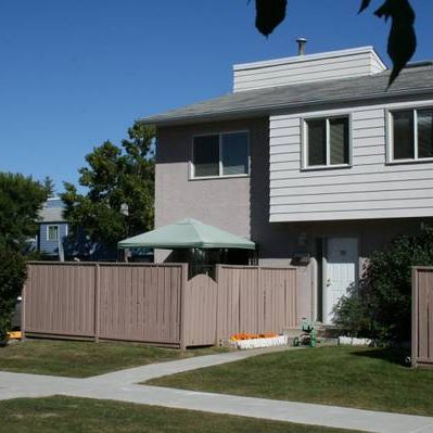 3 Bedrooms Townhouse in Acadia! close to South Centre. - Photo 1