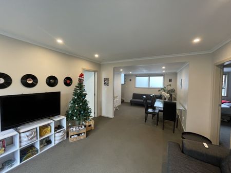 Modern 5-Bedroom Kelburn Living – Ideal for Families or Groups - Photo 3