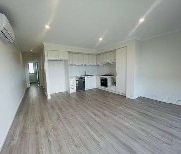 Modern & Stylish Townhouse - Photo 6