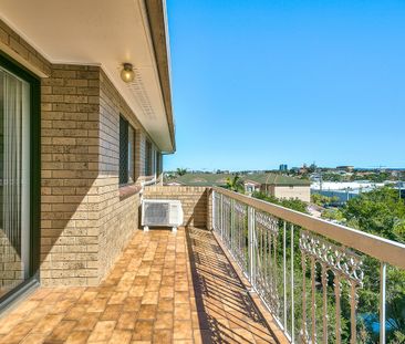 Spacious 3-bedroom Apartment With City Views - Photo 3