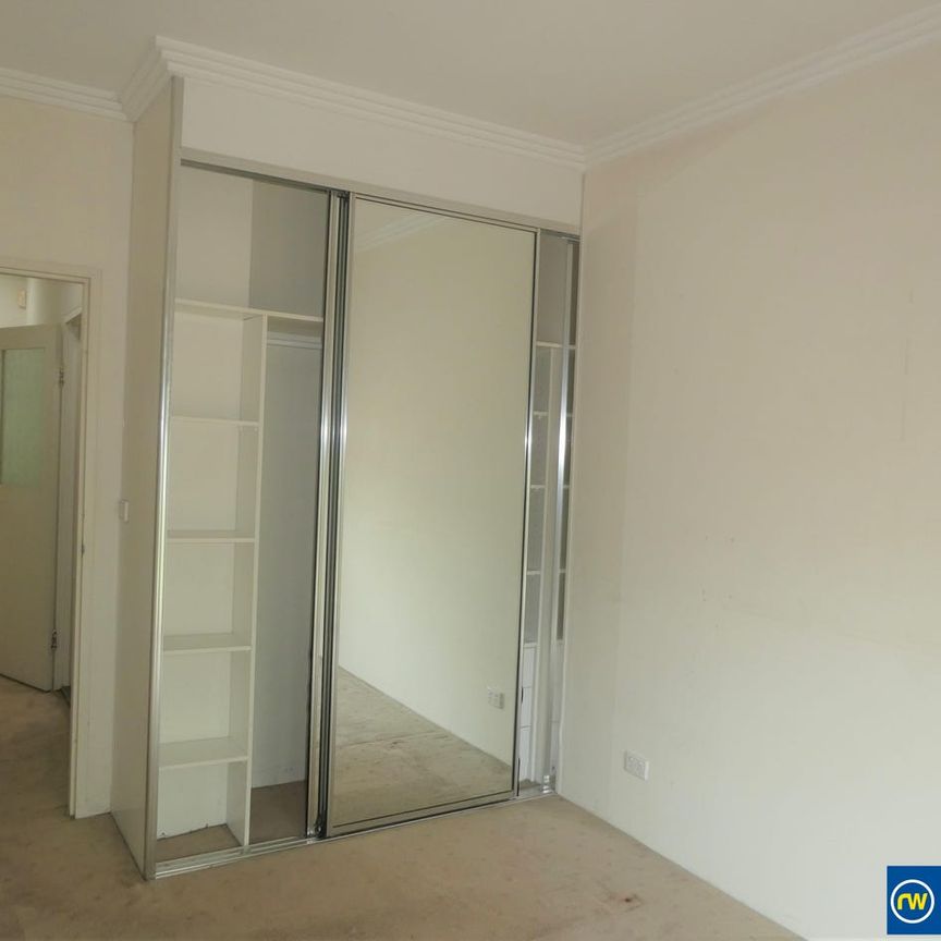 Freshly Painted, Executive Style Townhouse in Prime Parramatta Location - Photo 1