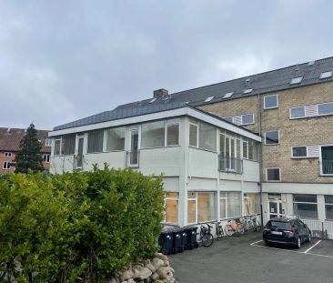 Lys og rummelig 3-værelses lejlighed på 1. sal - Foto 1