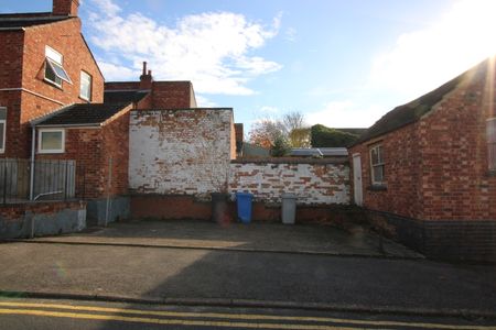 Commercial Road, Kettering, NN16 - Photo 2