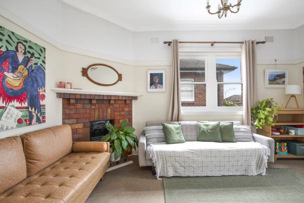 Semi Sized Art Deco Apartment In Walk To Everything Location - Photo 1