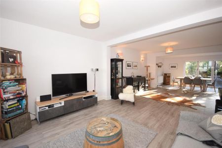 5 bedroom semi-detached house to rent - Photo 2