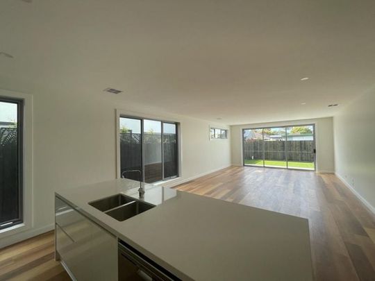 Luxurious Townhouse ! - Photo 1