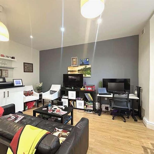 Godolphin Road, Shepherds Bush, W12 - Photo 1