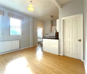 The Crescent, Farnham, Surrey, GU9 - Photo 2