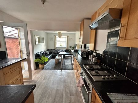 Room in a Shared House, Bellevue Road, SO15 - Photo 4