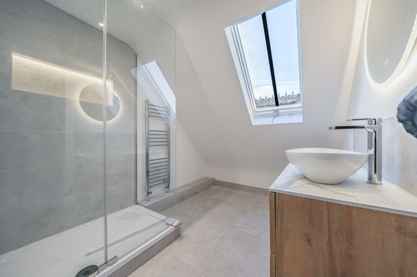 St Andrews Square, Surbiton, KT6 - Photo 1