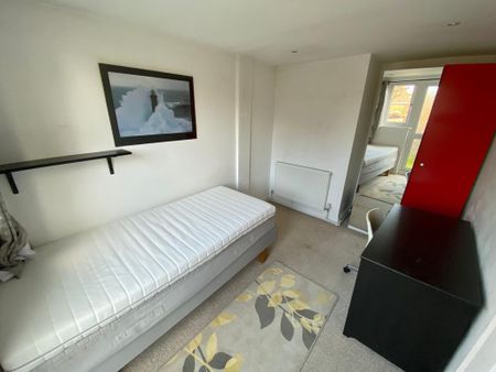 4 bedroom semi-detached house to rent - Photo 3