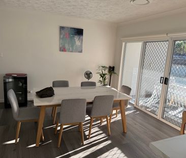 Furnished room in a lovely family home in Carrara - Photo 3