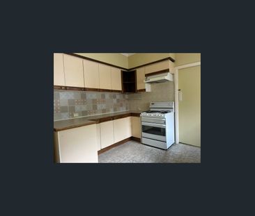 CHARMING FAMILY HOME WITH SPACE, COMFORT AND BEAUTIFUL GARDENS - Photo 5