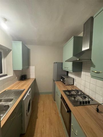 1 bedroom in a house share to rent - Photo 2